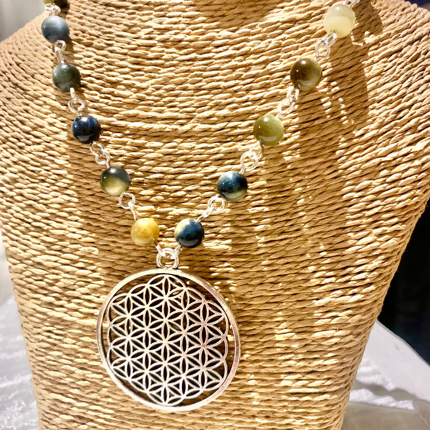 Collier Œil de tigre blanc Fleur de vie