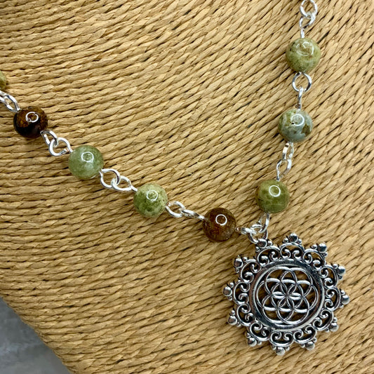 Collier Grenat vert Fleur de vie